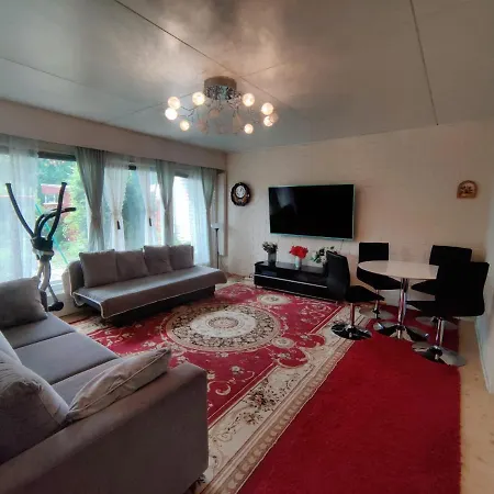 Cozy And Spacious Row House *